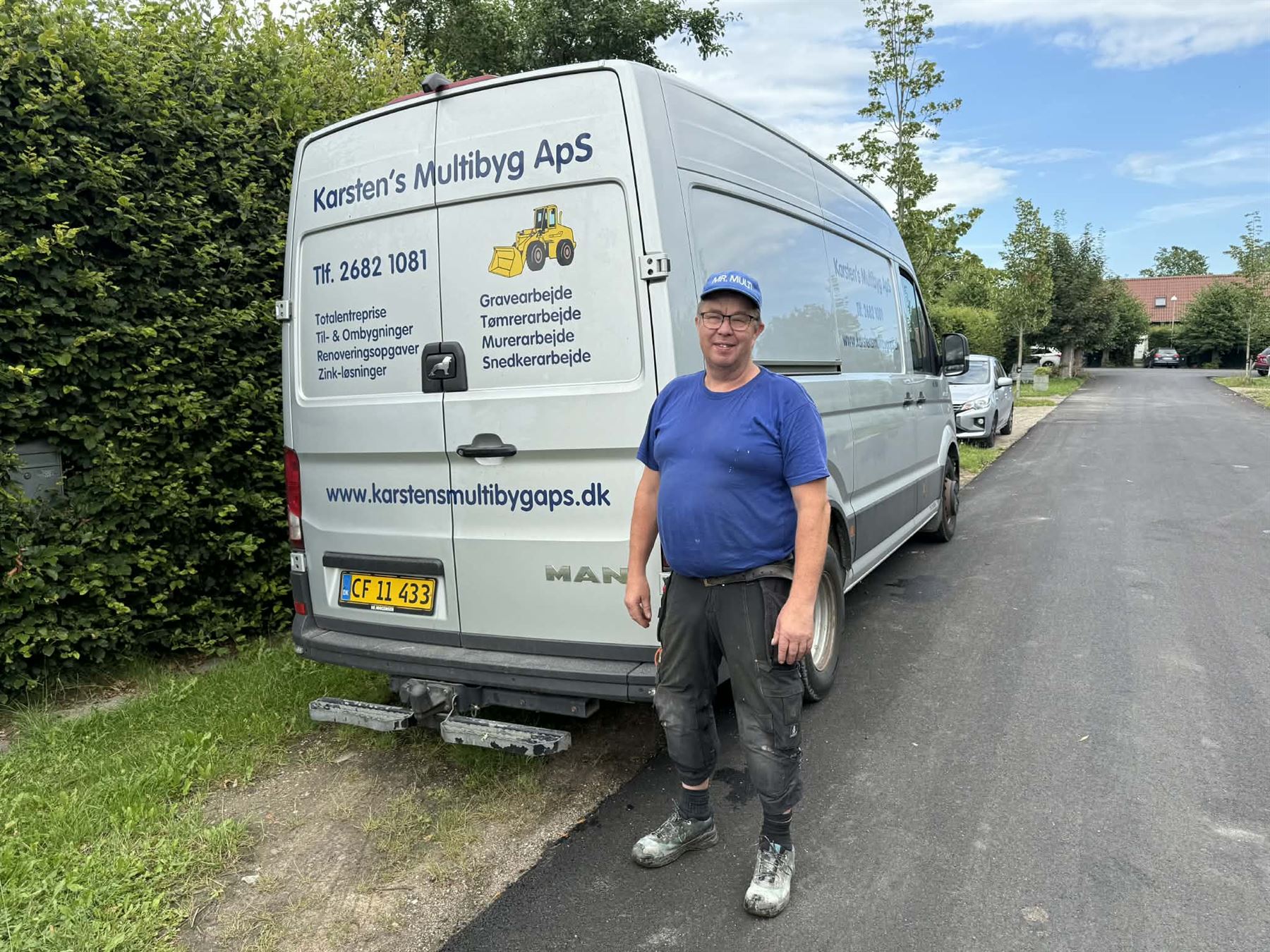 Karsten ved firmabilen